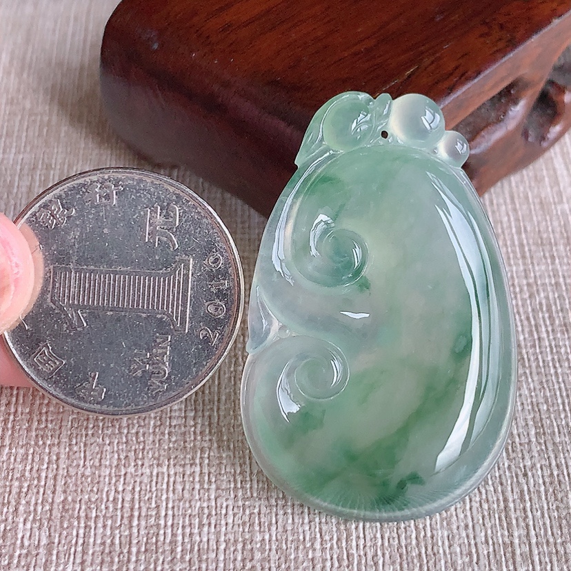 天然A货翡翠飘花如意吊坠 
尺寸42.2-27.3-5.7mm 重量11.62g 0317