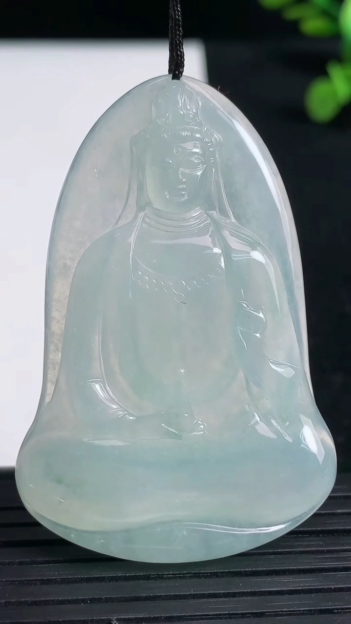 天然A货翡翠冰种飘花观音菩萨吊坠尺寸55.8-36.2-5.4重量:20.15g
3月19日