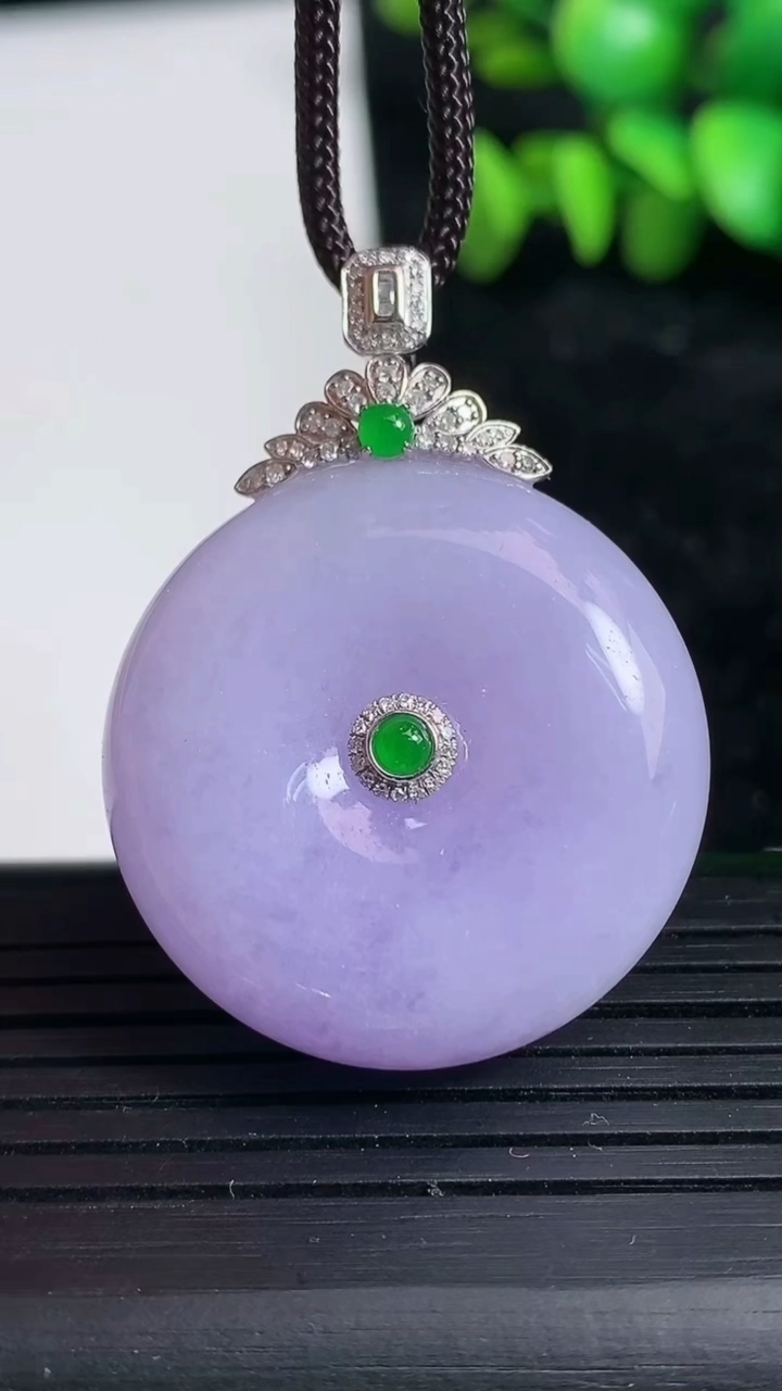 天然A货翡翠18K金紫罗兰平安扣吊坠尺寸29.8-12.1重量:24.65g
3月19日