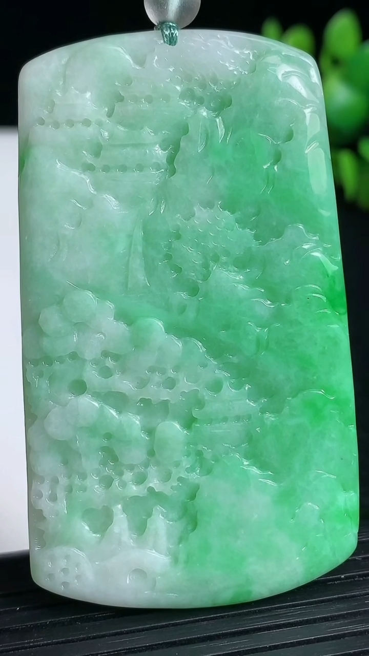 天然A货翡翠山水牌吊坠尺寸65.8-38.2-4.3重量:29.83g
3月19日