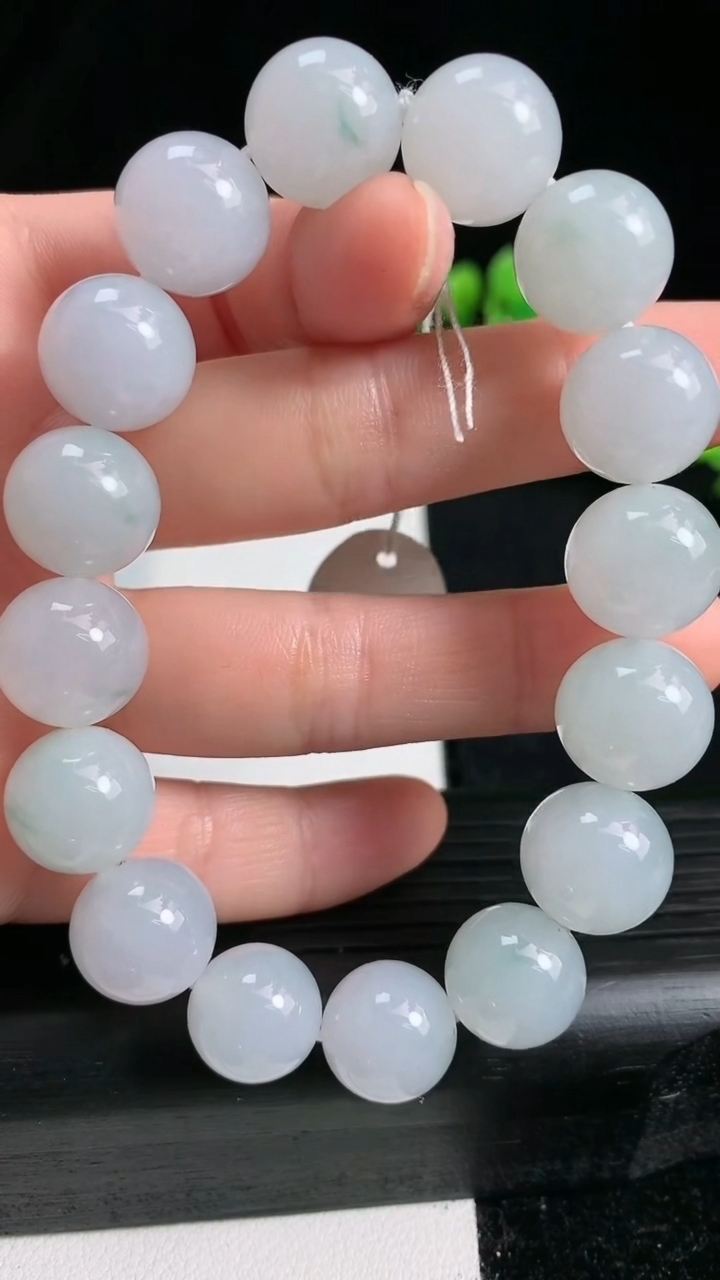 天然A货翡翠飘花圆珠手串尺寸12.2-16颗重量:53.57g3月19日
工厂直销收藏佳品,种好水足，色泽均匀，有种有色，上手高大气！