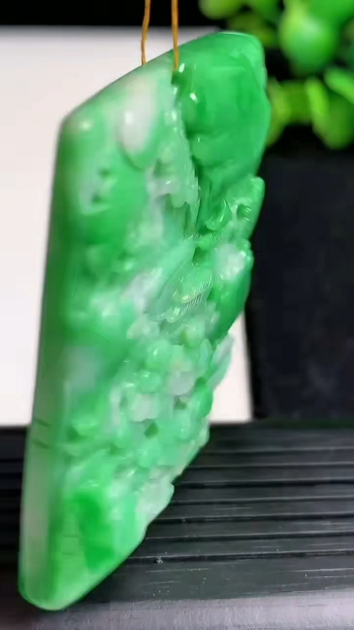 天然A货翡翠山水牌吊坠尺寸50.1-39.8-9.1重量:39.91g
3月19日