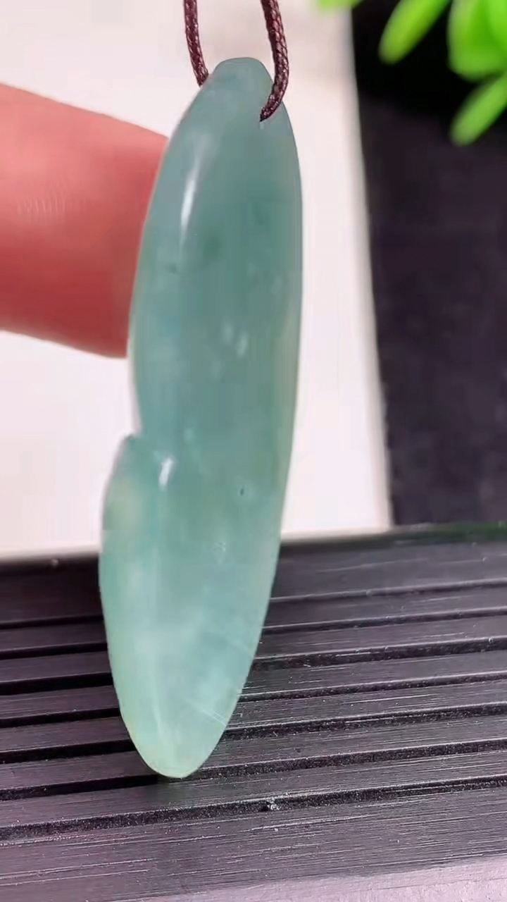 天然A货翡翠飘花年年有余吊坠尺寸41.3-24-4.5重:9.72g
3月19日
85