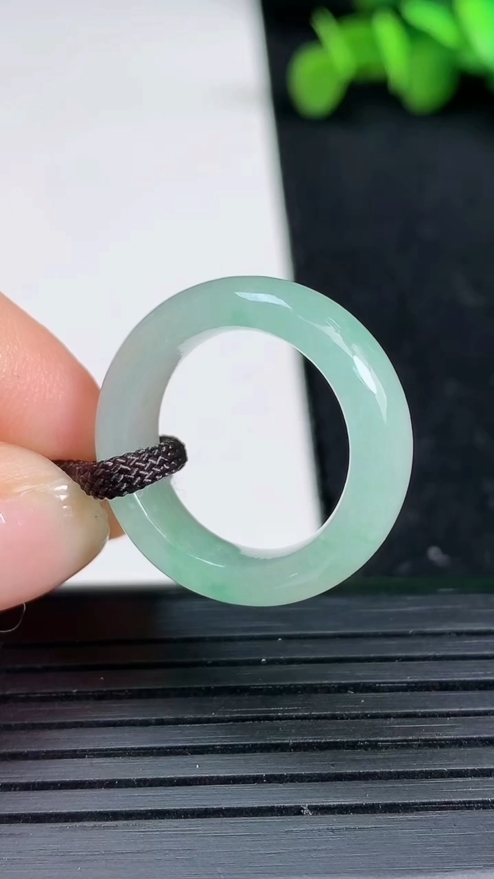 天然A货翡翠指环戒指尺寸15.9-6.4-3.7重量:4.61g2026年3月19日
工厂直销收藏佳