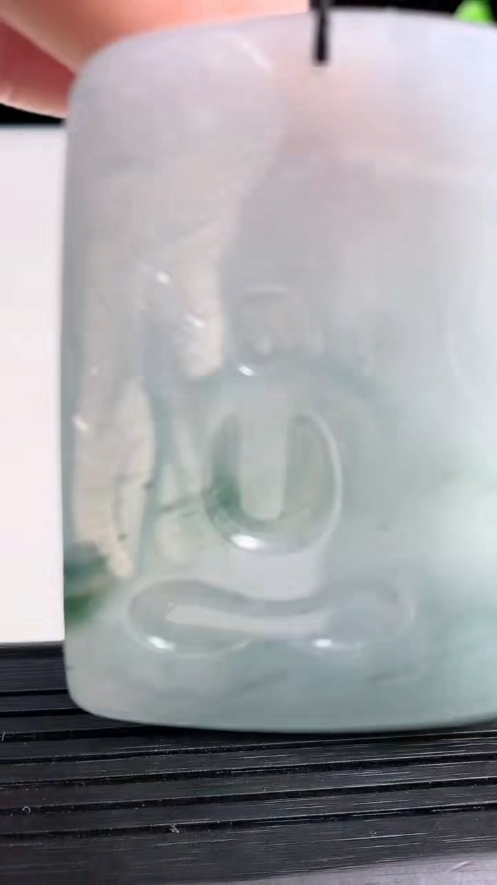 天然A货翡翠飘花祥龙虚空藏菩萨吊坠尺寸64.3-44.1-5.9重量:36.91g
3月19日