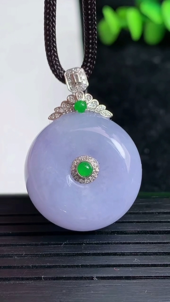 天然A货翡翠18K金紫罗兰路路通吊坠尺寸23.2-12.5重量:15.54g
3月19日