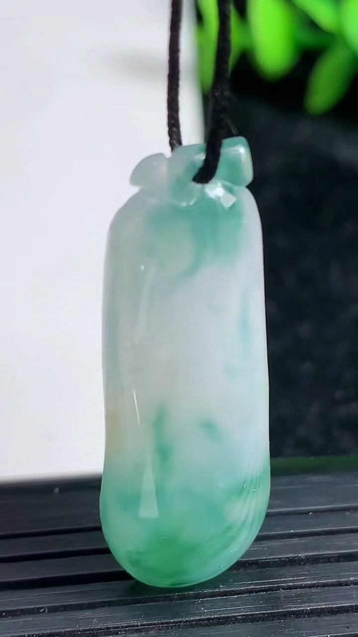 天然A货翡翠飘花福瓜吊坠尺寸39.3-15-5.2重:5.21g
3月19日
322