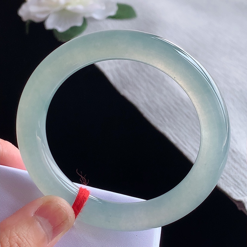 天然A货翡翠晴水圆条手镯54-55圈口 
尺寸54.8-9.9mm 0318