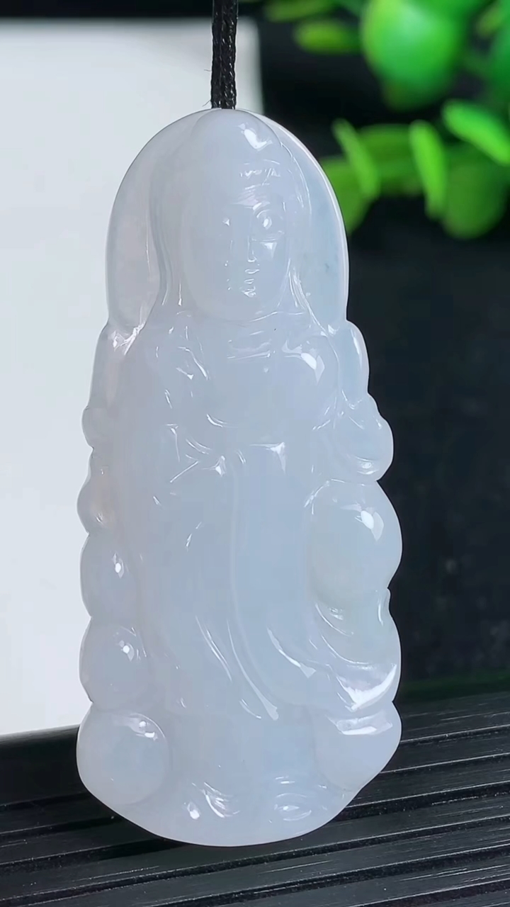 天然A货翡翠观音菩萨吊坠尺寸49.8-22.2-6重量:13.06g
3月19日