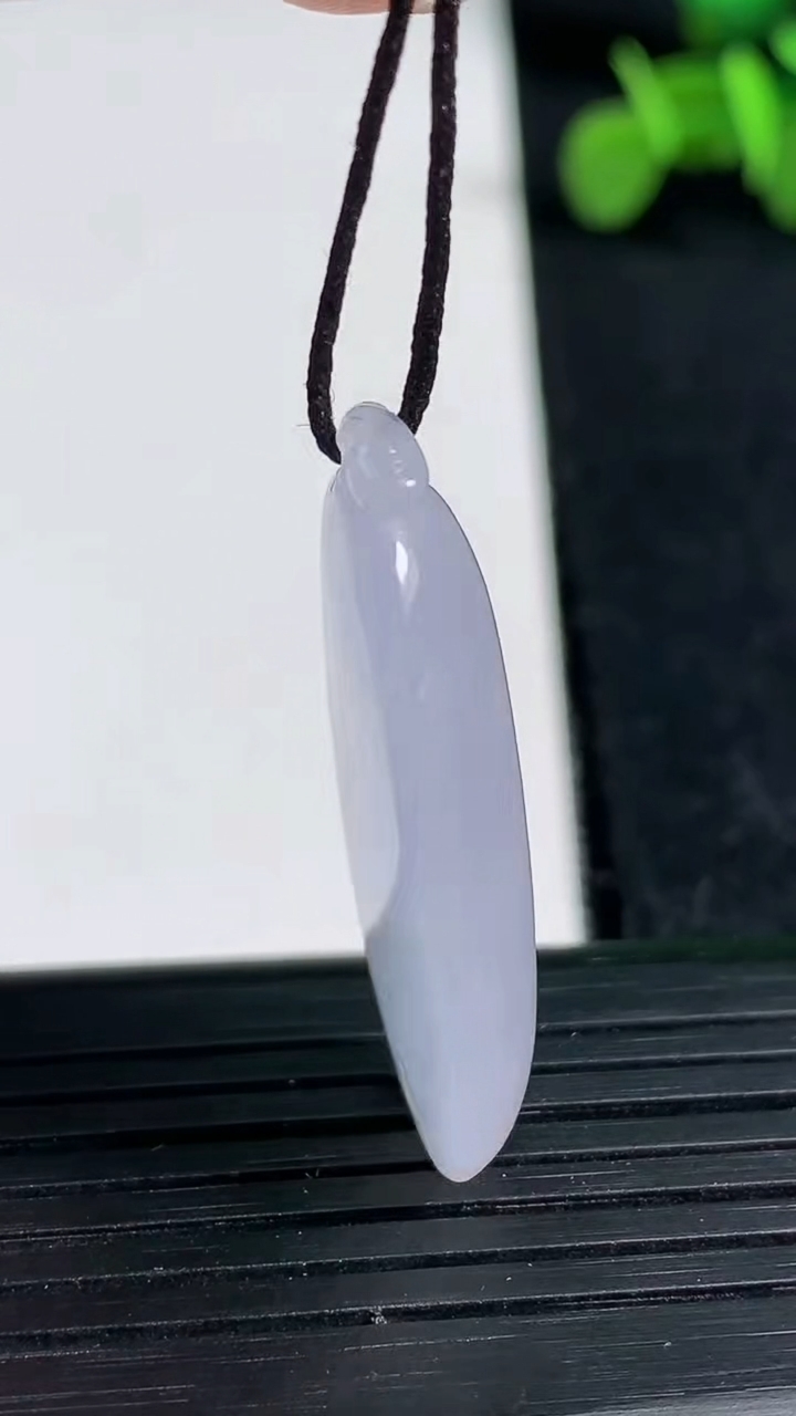 天然A货翡翠紫罗兰福瓜吊坠尺寸34.1-13.5-6.5重量:5.54g
3月19日