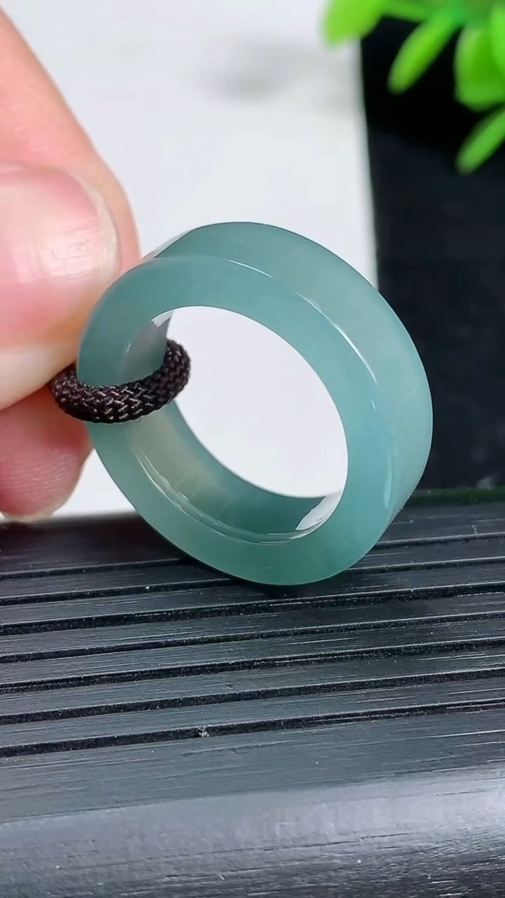 天然A货翡翠方形指环戒指尺寸18.1-6.6-3.6重:5.43g2026年3月19日
工厂直销收藏佳品,种好水足，色泽均匀，有种有色，上手高大气！
84