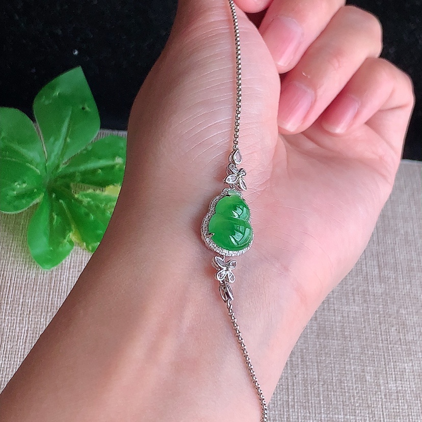 天然A货翡翠18K金伴钻镶嵌满绿葫芦手链 
尺寸12.8-10-5.5mm 重量3.20g 0317