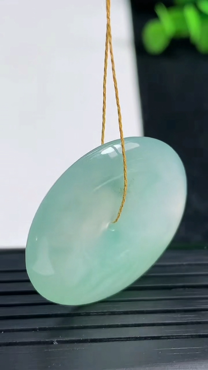 天然A货翡翠冰种飘花平安扣吊坠尺寸29.8-5.2重量:10.20g
3月19日