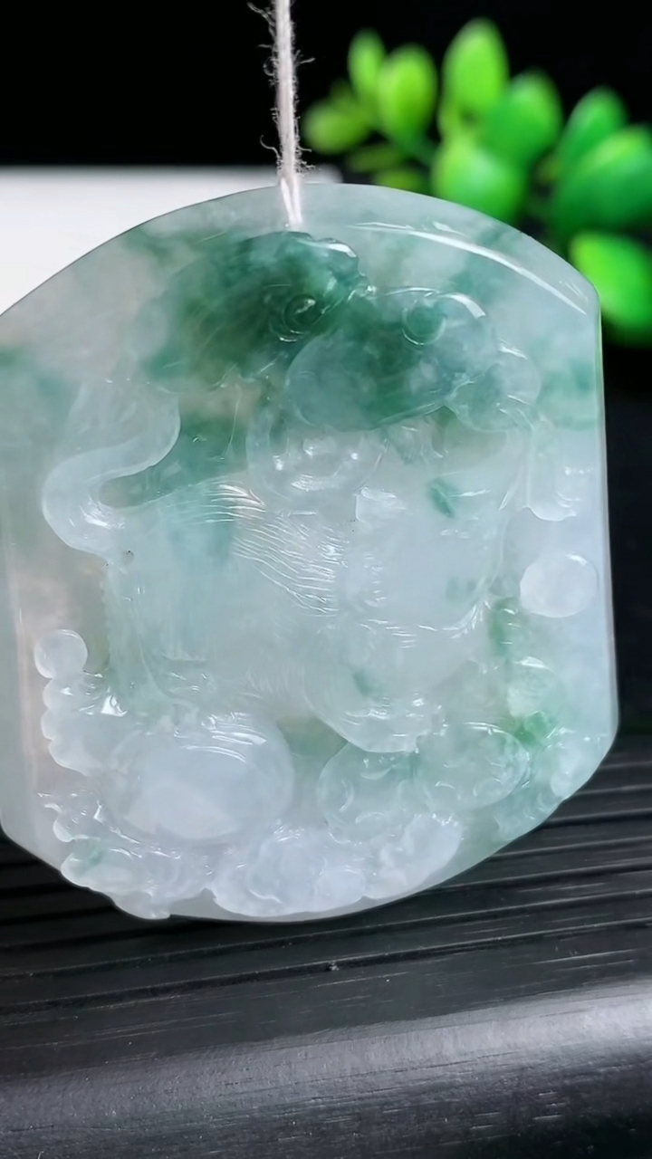 天然A货翡翠飘花生肖鼠吊坠尺寸54.5-44.6-5.5重量:30.55g
3月19日