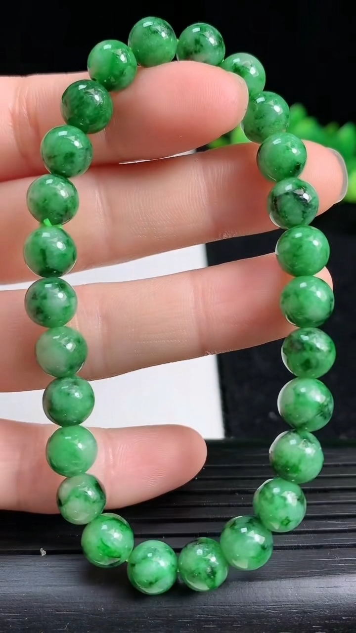 天然A货翡翠圆珠手串尺寸7.2-26颗重量:16.50g3月19日
工厂直销收藏佳品,种好水足，色泽均匀，有种有色，上手高大气！