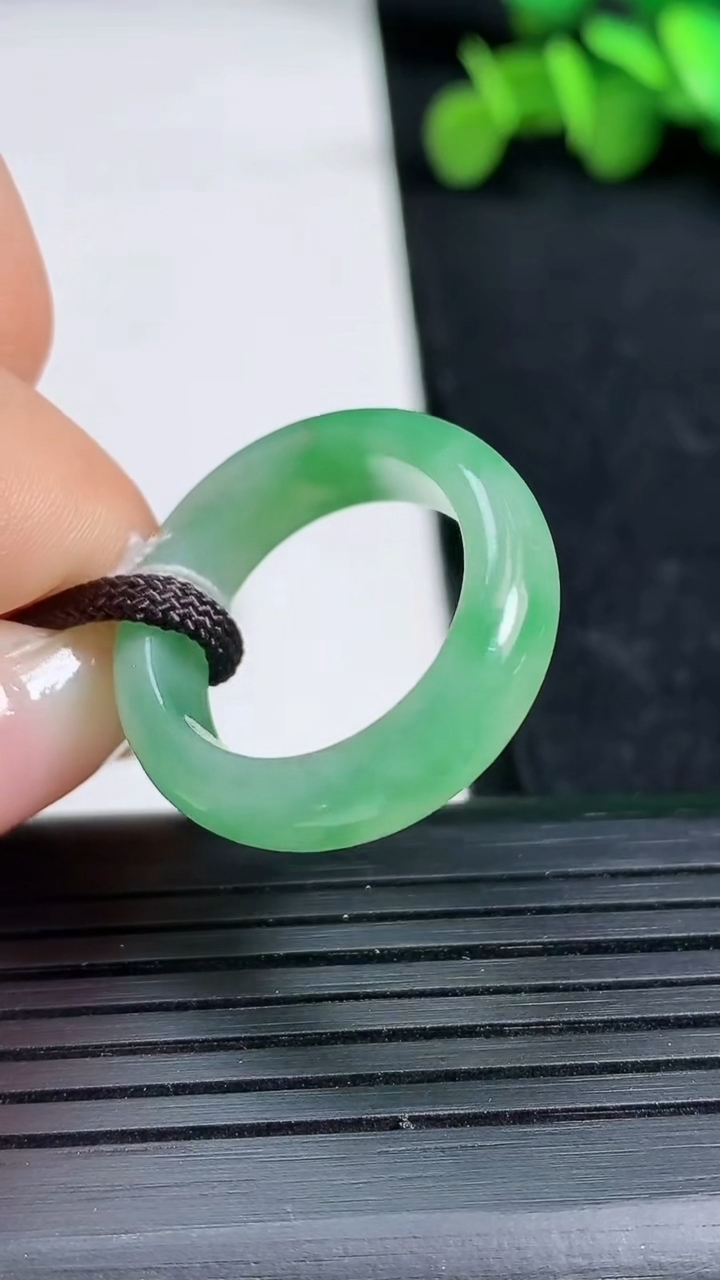 天然A货翡翠指环戒指尺寸17.5-6.2-3.5重量:4.79g2026年3月19日
工厂直销收藏佳品,种好水足，色泽均匀，有种有色，上手高大气！
