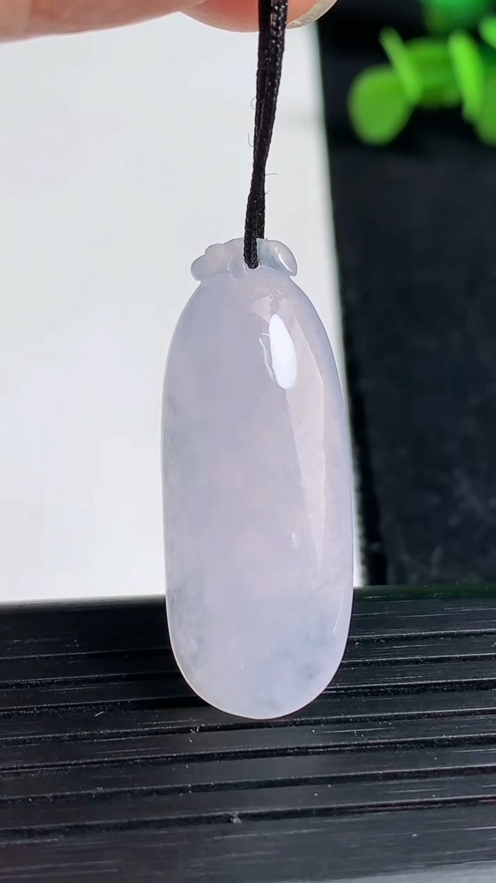 天然A货翡翠紫罗兰福瓜吊坠尺寸34.1-13.5-6.5重量:5.54g
3月19日