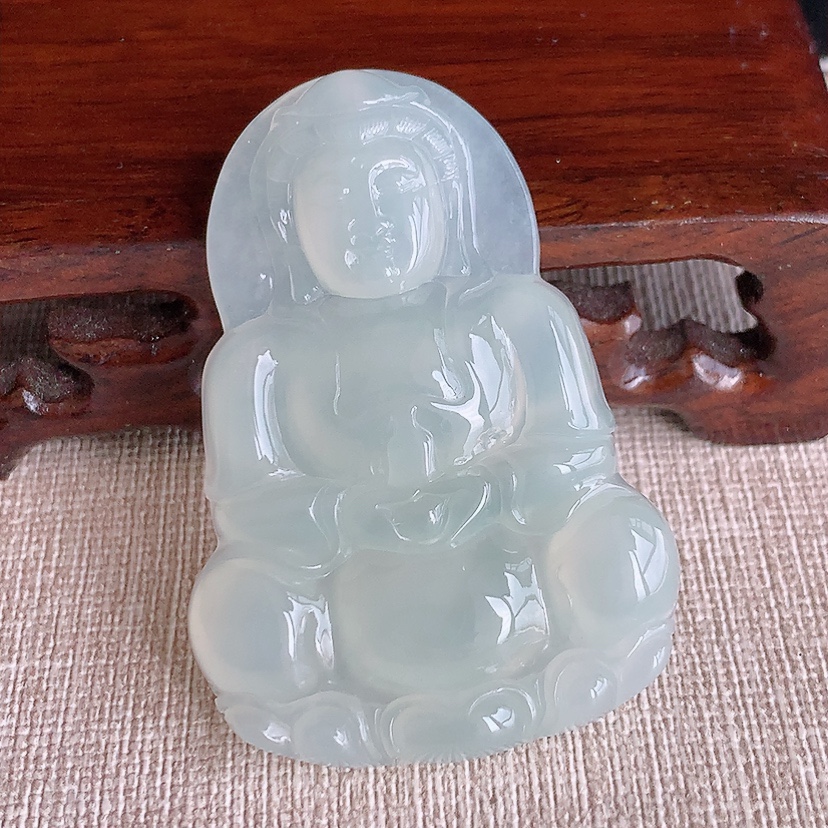 天然A货翡翠晴水正装观音吊坠 
尺寸51.7-36-6mm 重量19.53g 0317