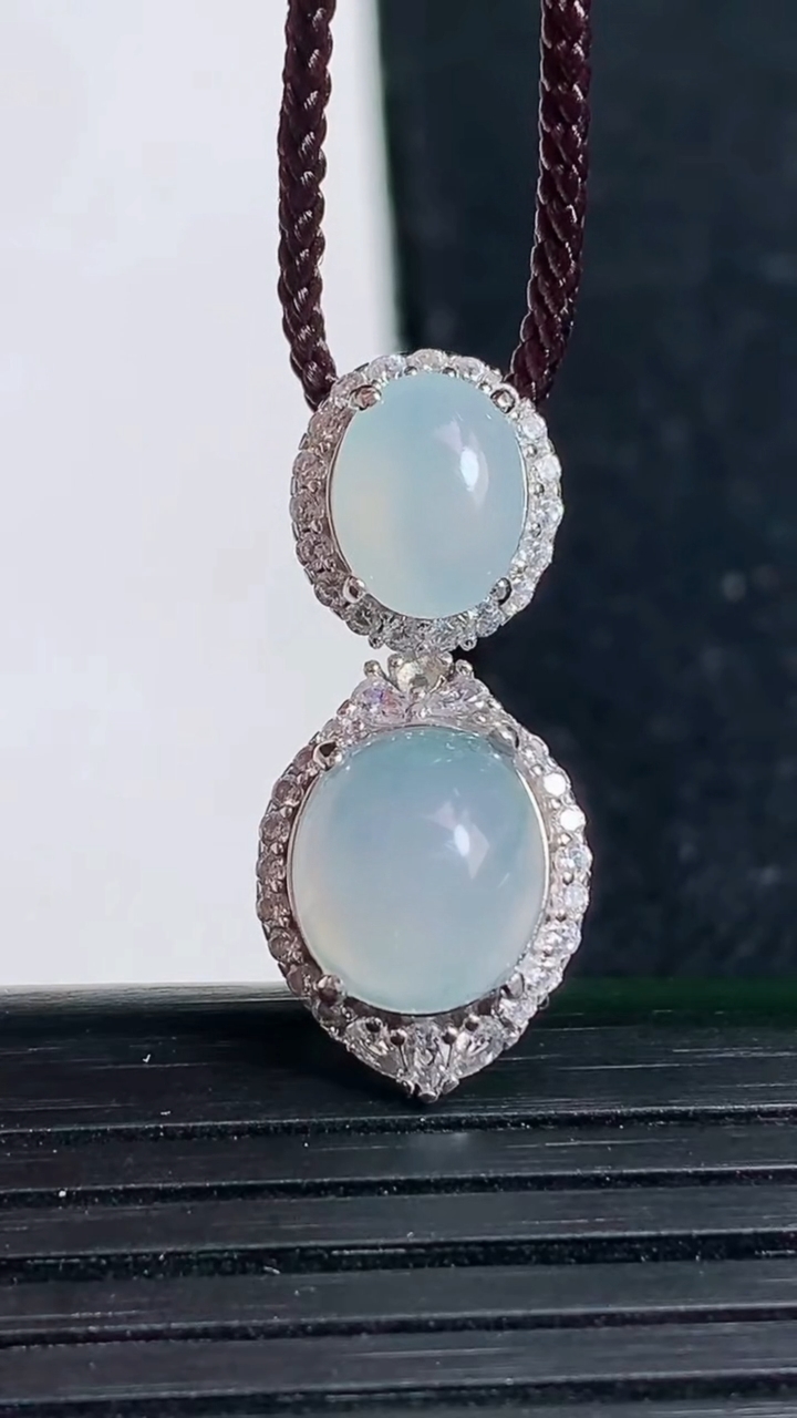 天然A货翡翠925银 飘花蛋面吊坠尺寸14.2-11.1-7.7裸石9.7-8.3重量:2.95g
3月19日