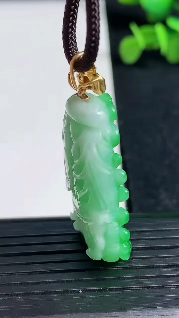 天然A货翡翠白菜吊坠尺寸35.3-20.2-10.2重量:11.71g
3月19日