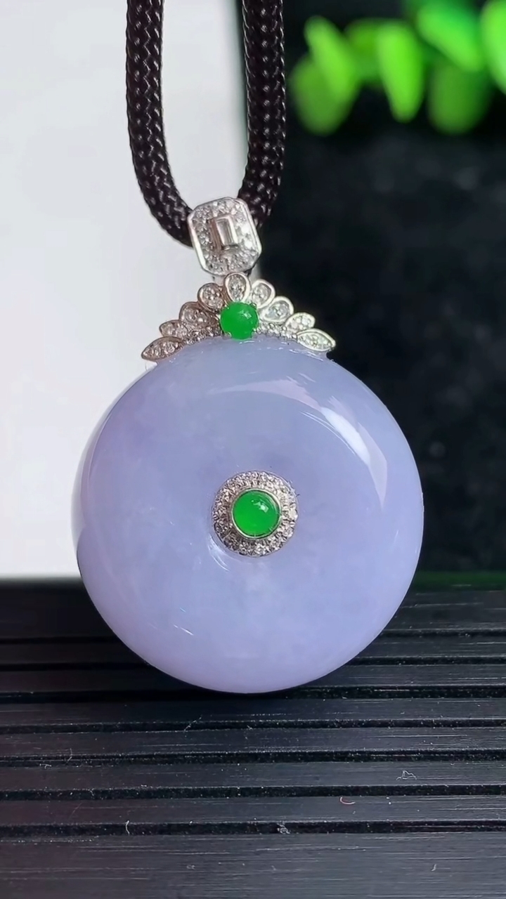 天然A货翡翠18K金紫罗兰路路通吊坠尺寸23.2-12.5重量:15.54g
3月19日