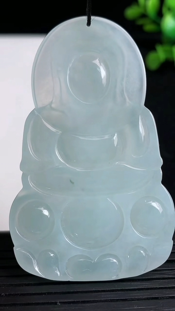 天然A货翡翠观音菩萨吊坠尺寸64.9-40.2-5.5重量:25.63g
3月19日