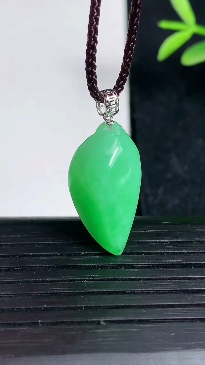 天然A货翡翠福瓜吊坠尺寸23.2-12.6-7.7重量:3.45g
3月19日