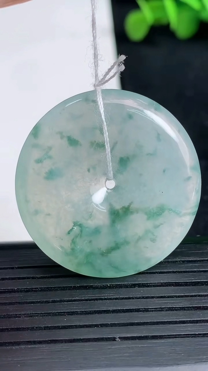 天然A货翡翠种飘花平安扣吊坠尺寸33-5重量:12.31g
3月19日