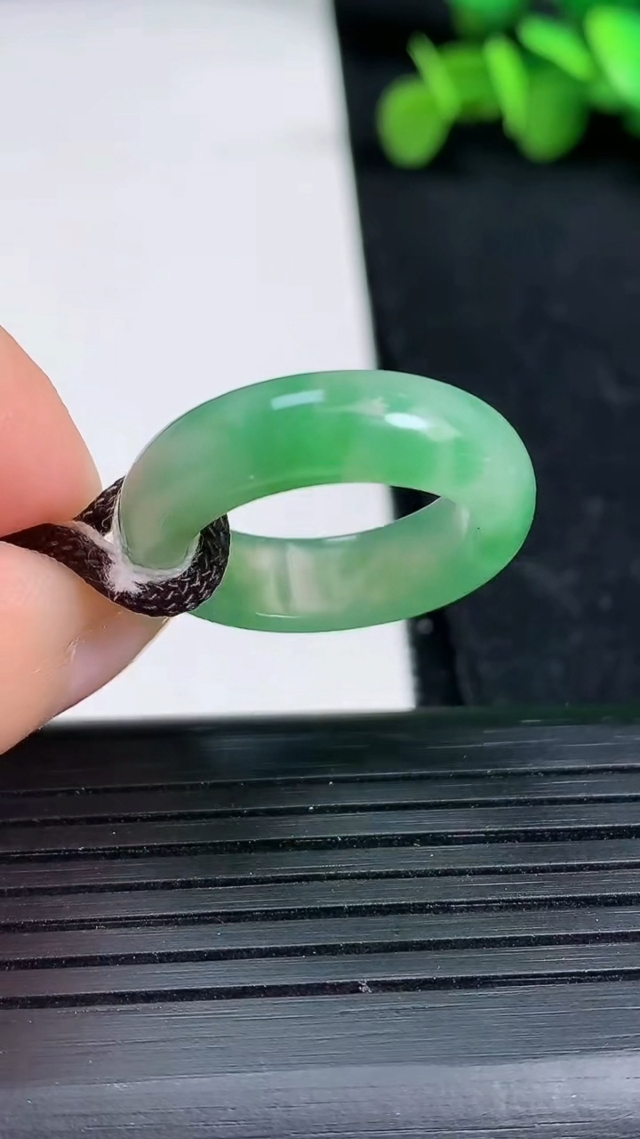 天然A货翡翠指环戒指尺寸17.5-6.2-3.5重量:4.79g2026年3月19日
工厂直销收藏佳品,种好水足，色泽均匀，有种有色，上手高大气！