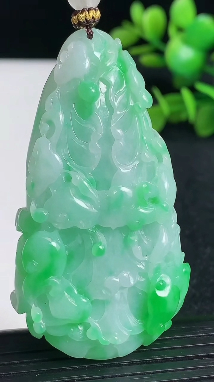 天然A货翡翠白菜吊坠尺寸59.5-33-13.7重量:44.23g
3月19日