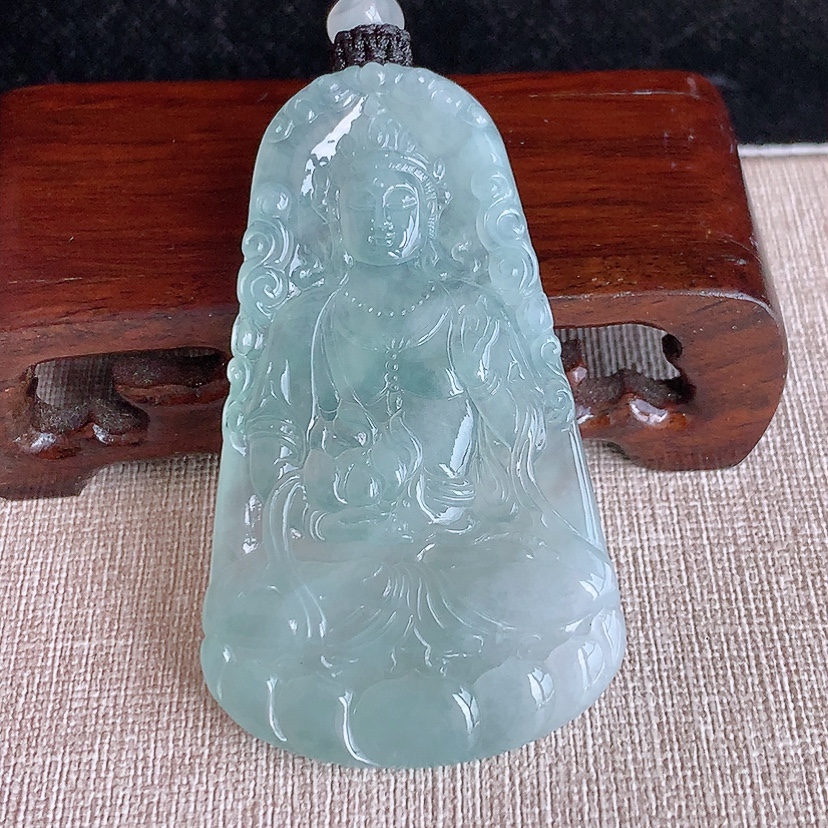 天然A货翡翠晴水大势至菩萨吊坠 
尺寸6.5-38.2-5.6mm 重量35.06g 0317