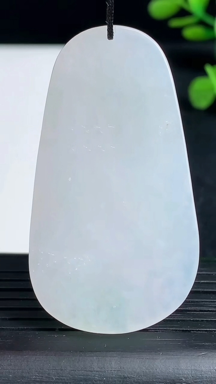 天然A货翡翠御龙不动明王吊坠尺寸54-29.7-5.4重量:20.93g
3月19日