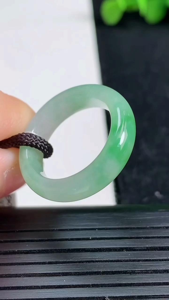 天然A货翡翠指环戒指尺寸17.7-5.6-3.6重量:4.28g2026年3月19日
工厂直销收藏佳品,种好水足，色泽均匀，有种有色，上手高大气！