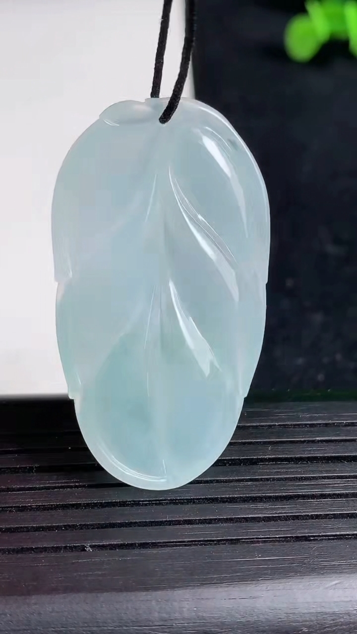 天然A货翡翠飘花金枝玉叶 叶子吊坠尺寸43.7-24.2-6.1重量:12.10g
3月19日