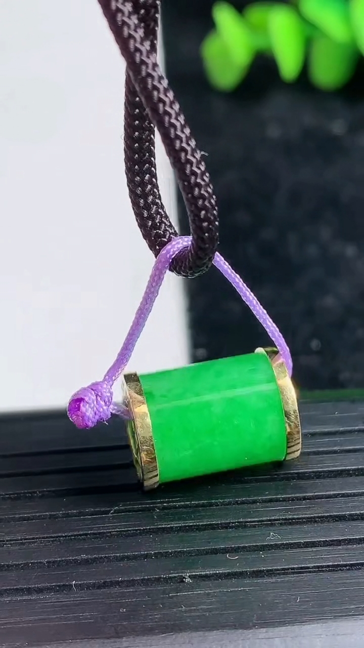 天然A货翡翠路路通吊坠尺寸9.9-14.2重量:3.28g
3月19日