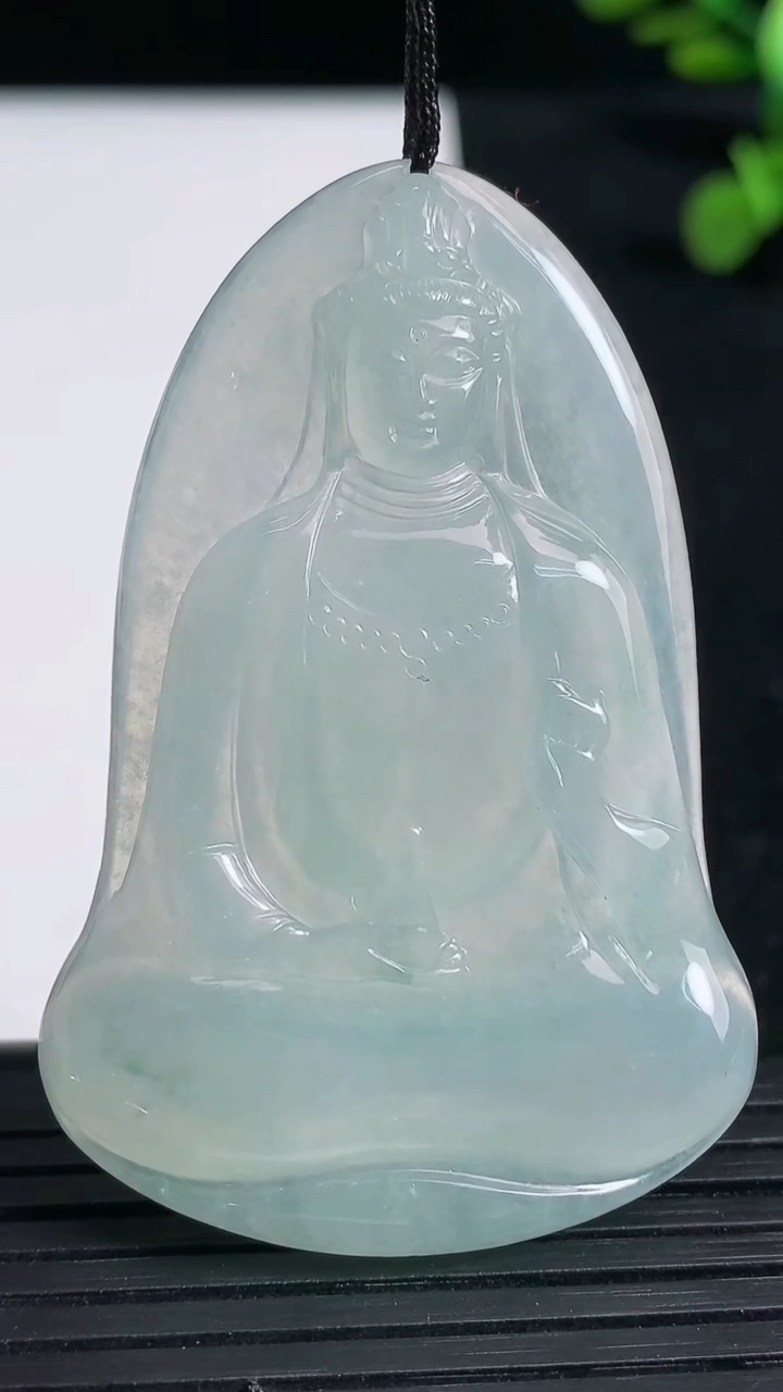 天然A货翡翠冰种飘花观音菩萨吊坠尺寸55.8-36.2-5.4重量:20.15g
3月19日