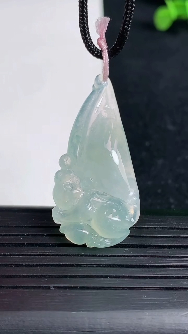 天然A货翡翠松鼠吊坠尺寸38.7-19.1-5.5重量:5.11g
3月19日