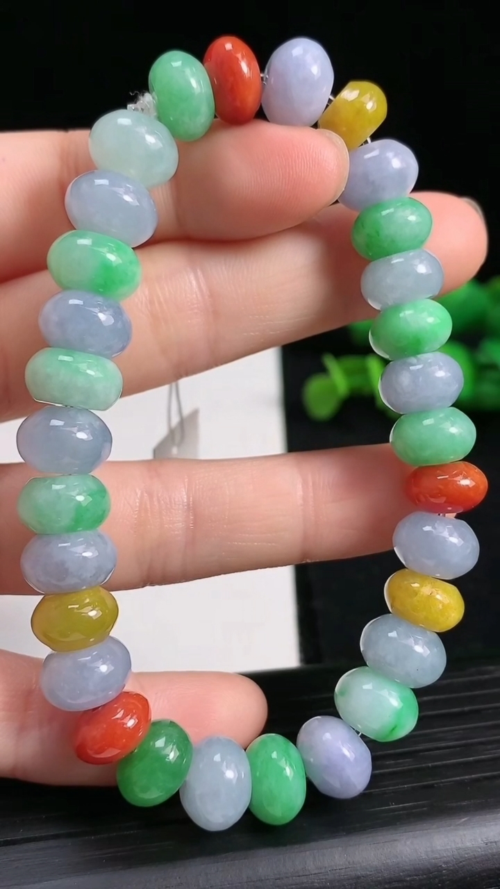天然A货翡翠四彩算盘珠手串尺寸9.4-5.5重量:35.56g3月19日
工厂直销收藏佳品,种好水足，色泽均匀，有种有色，上手高大气！