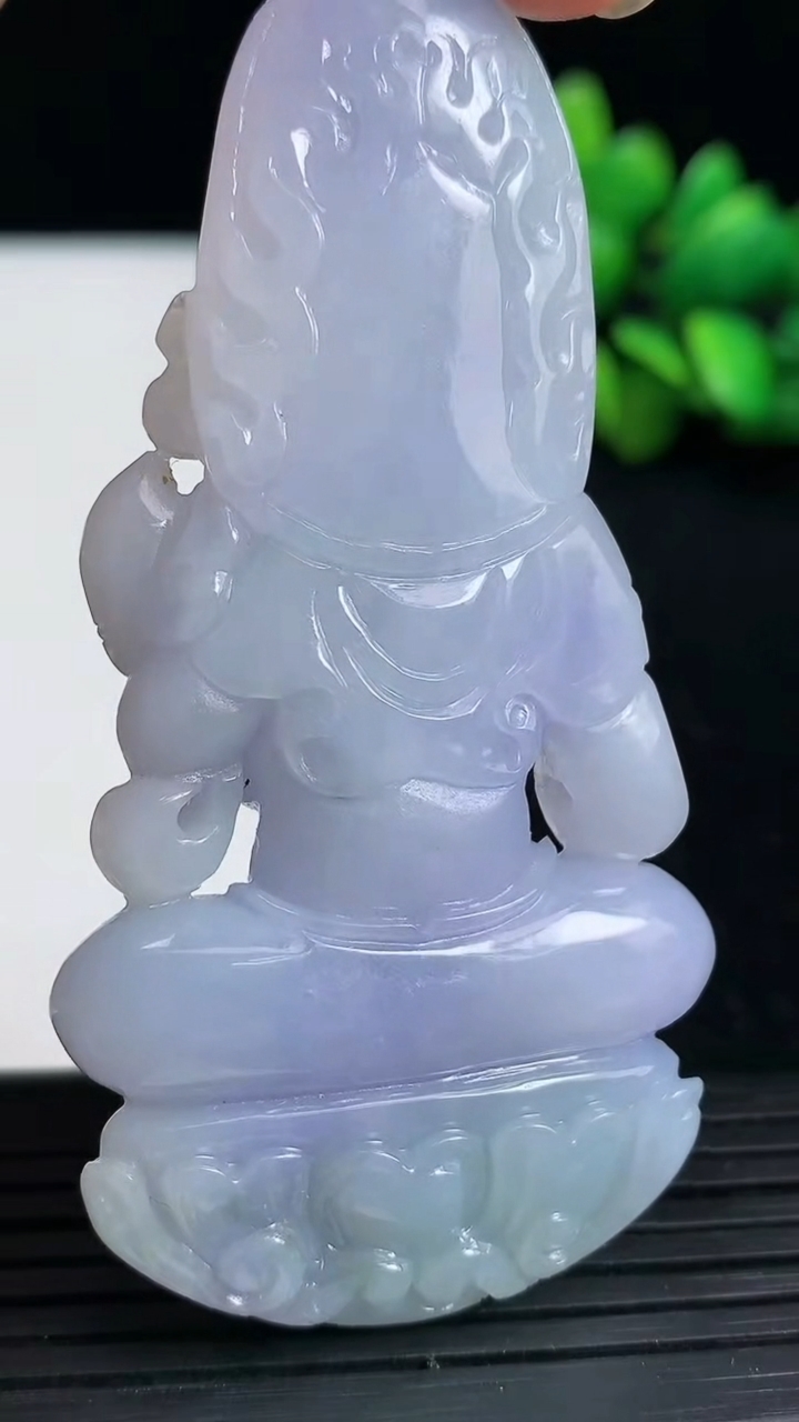 天然A货翡翠紫罗兰观音菩萨吊坠尺寸74.4-38.2-10.4重量:47.89g
3月19日