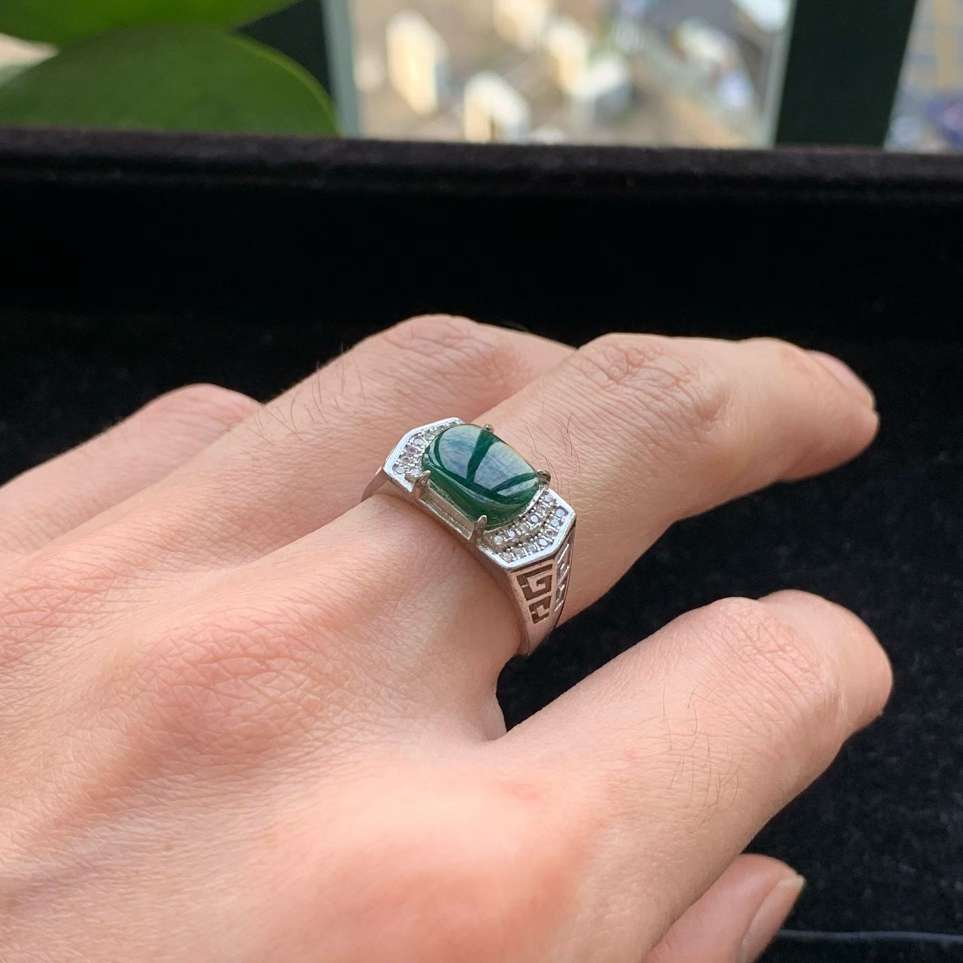 A货天然翡翠冰糯种925银活口满绿戒指重量3.15
3月19日