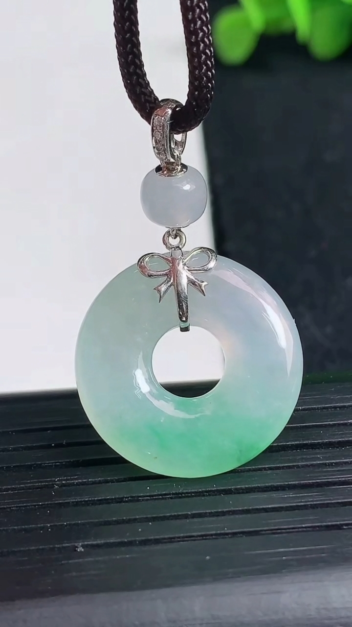 天然A货翡翠平安环吊坠尺寸21.9-4.7重量:5.47g
3月19日