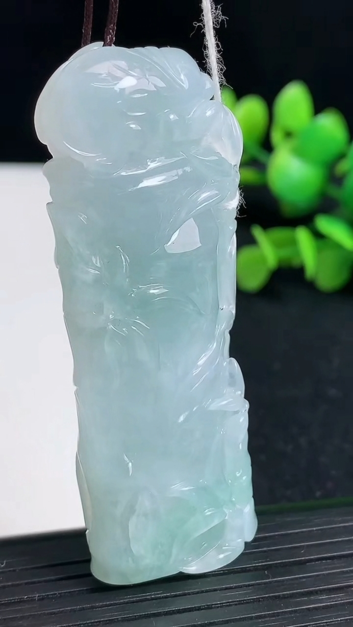 天然A货翡翠节节高升 竹节吊坠尺寸66.3-23.1-11.6重量:41.21g
3月19日