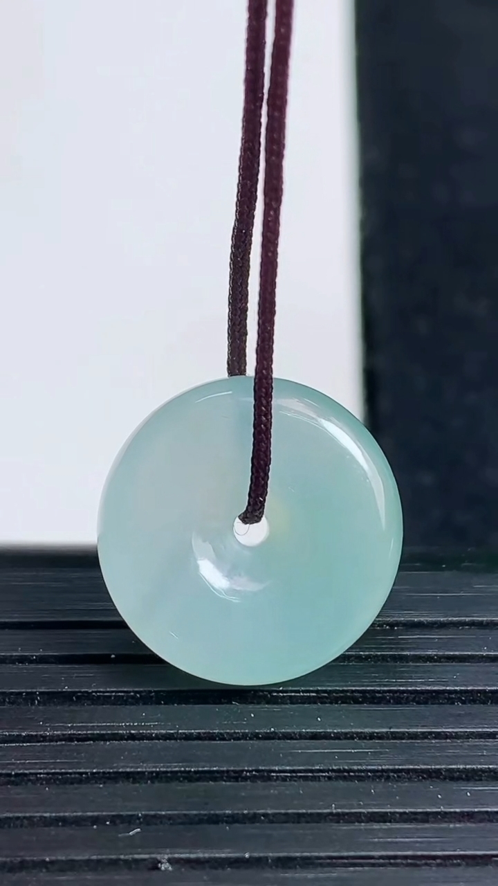 天然A货翡翠平安扣吊坠尺寸16.4-4.9重量:3.09g
3月19日