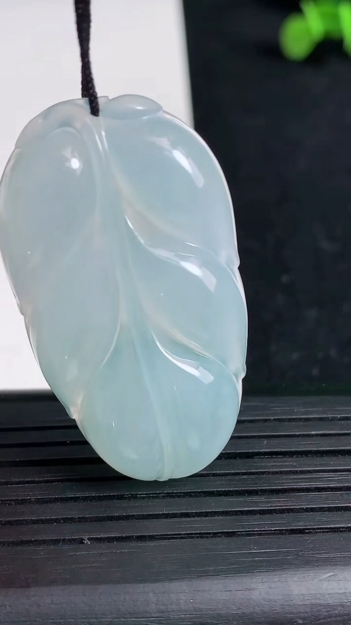 天然A货翡翠飘花金枝玉叶 叶子吊坠尺寸43.7-24.2-6.1重量:12.10g
3月19日
