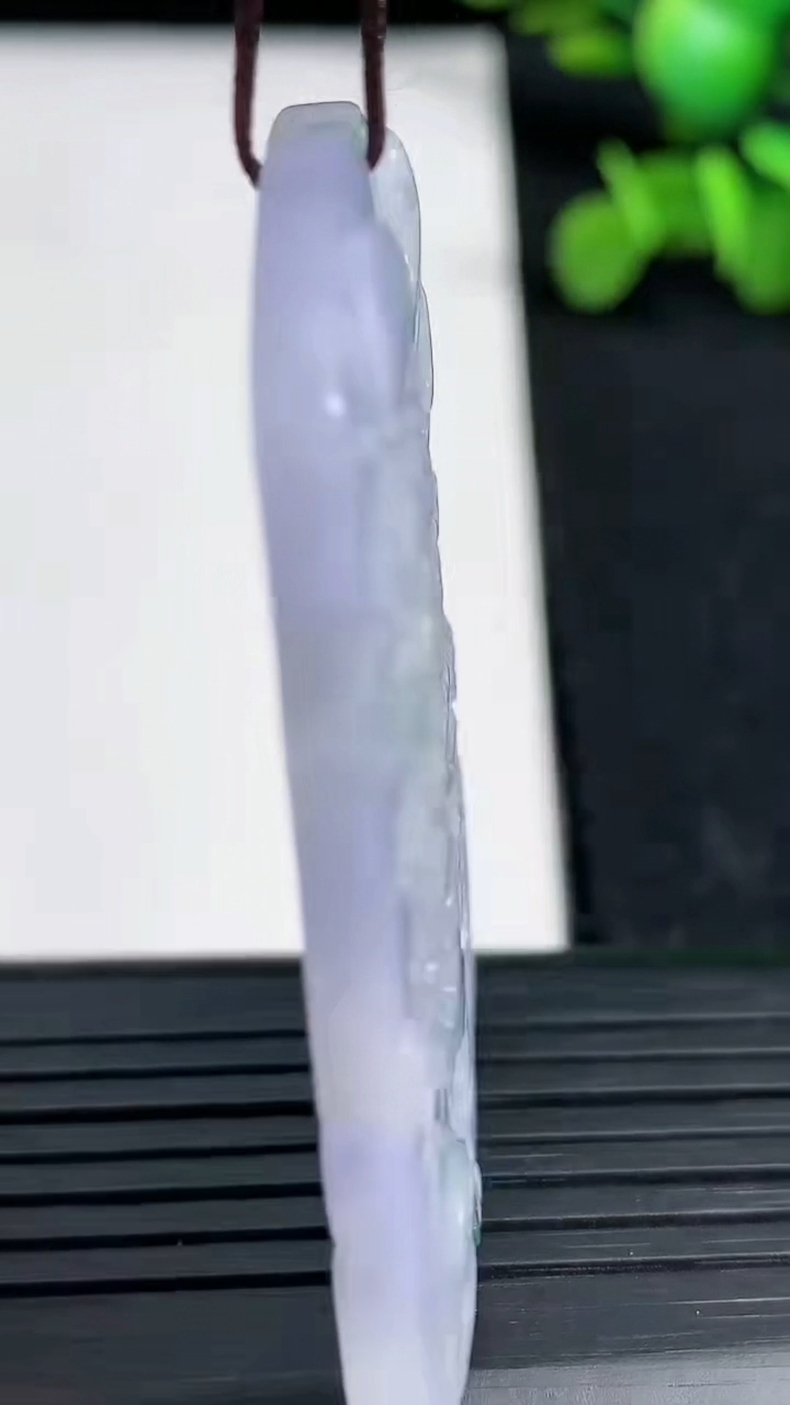 天然A货翡翠紫罗兰飘花山水牌吊坠尺寸53.2-36.9-5.1重量:24.43g
3月19日