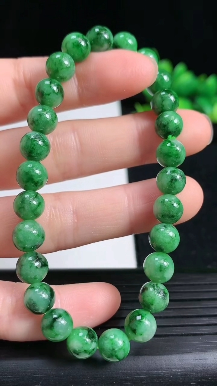 天然A货翡翠圆珠手串尺寸7.2-26颗重量:16.50g3月19日
工厂直销收藏佳品,种好水足，色泽均匀，有种有色，上手高大气！