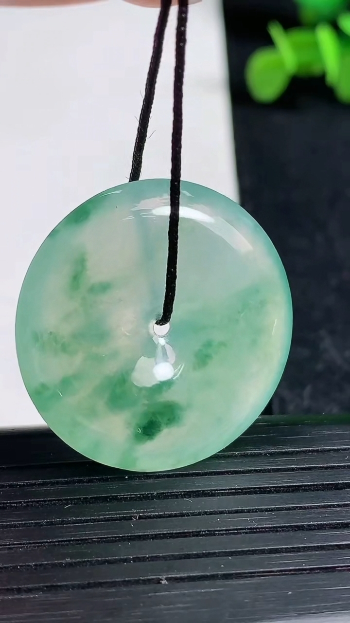 天然A货翡翠种飘花平安扣吊坠尺寸30-5.9重量:10.57g
3月19日