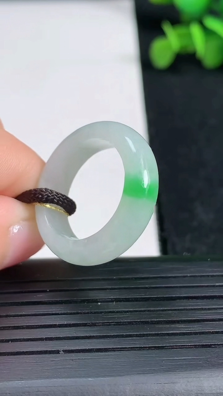 天然A货翡翠指环戒指尺寸17.5-6-3.7重量:4.26g2026年3月19日
工厂直销收藏佳品,