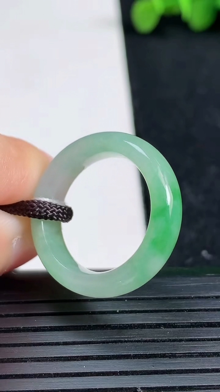 天然A货翡翠指环戒指尺寸17.7-5.6-3.6重量:4.28g2026年3月19日
工厂直销收藏佳品,种好水足，色泽均匀，有种有色，上手高大气！