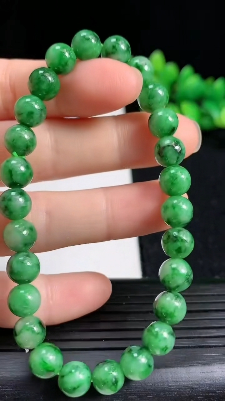 天然A货翡翠圆珠手串尺寸7.2-26颗重量:16.50g3月19日
工厂直销收藏佳品,种好水足，色泽均匀，有种有色，上手高大气！